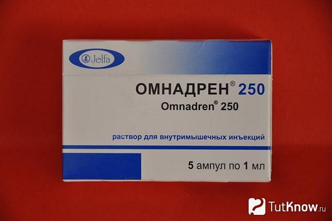 Упаковка Омнадрена на красном фоне