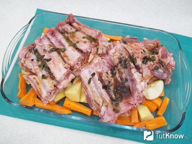 Мясо полито соусом
