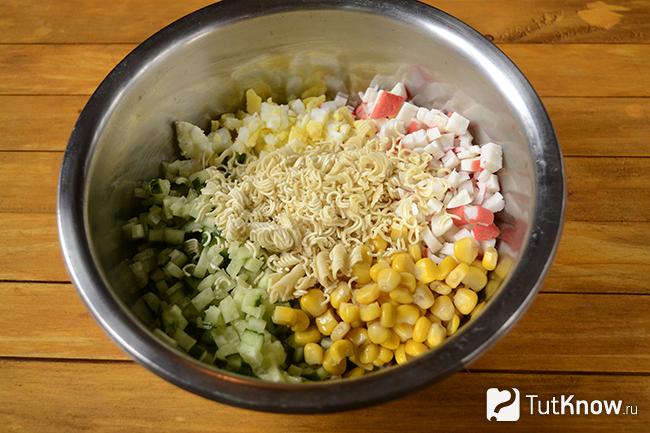 Крабовые палочки, огурец и вареное яйцо в миске