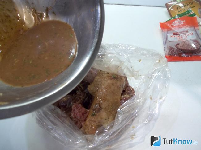 В рукав для запекания вылит маринад