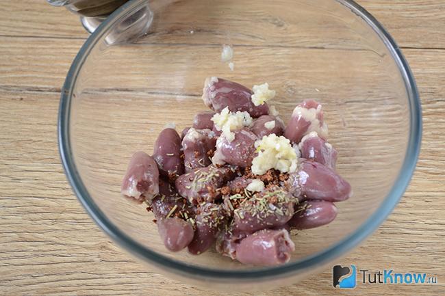 Маринуем сердечки в миске