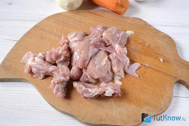 Куриное мясо на разделочной доске