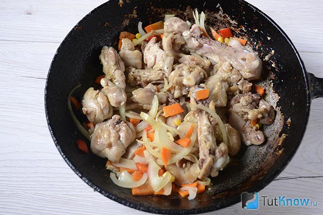Мясо с овощами на сковороде