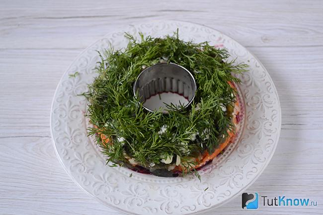Украшение веточками укропа