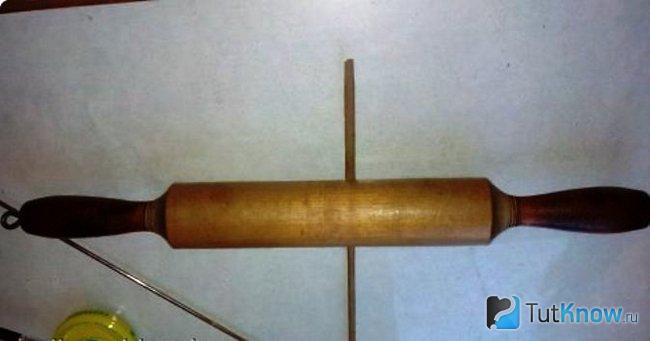 Прокатывание спицы при помощи скалки