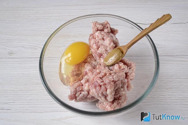 Фарш с луком и яйцом