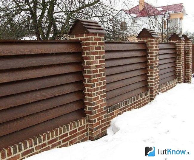 Забор из планкена для дачи