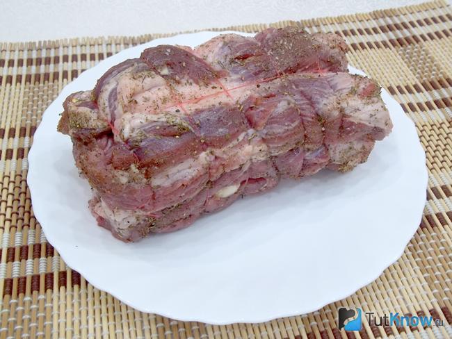 Мясо обвязано нитками