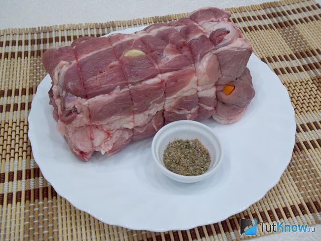 Мясо смазано специями