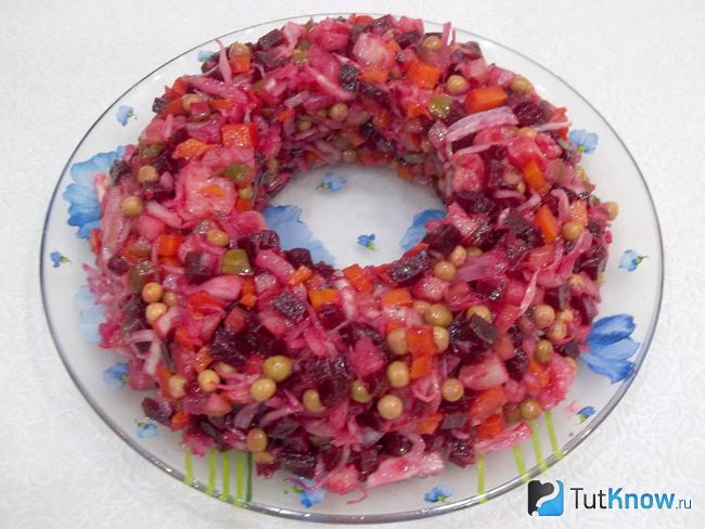 Салат выложен на блюдо