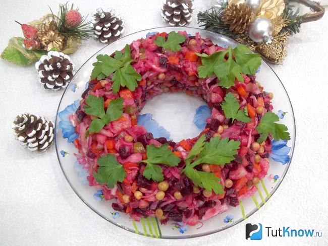 Салат украшен зеленью