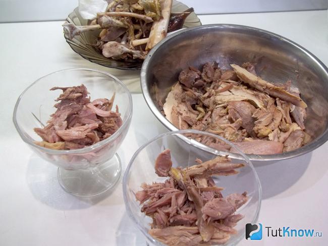 Мясо разложено по креманкам
