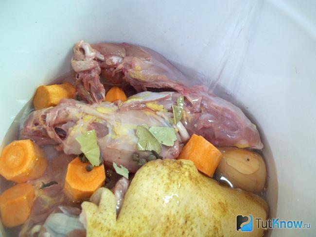 В кастрюлю сложены все продукты