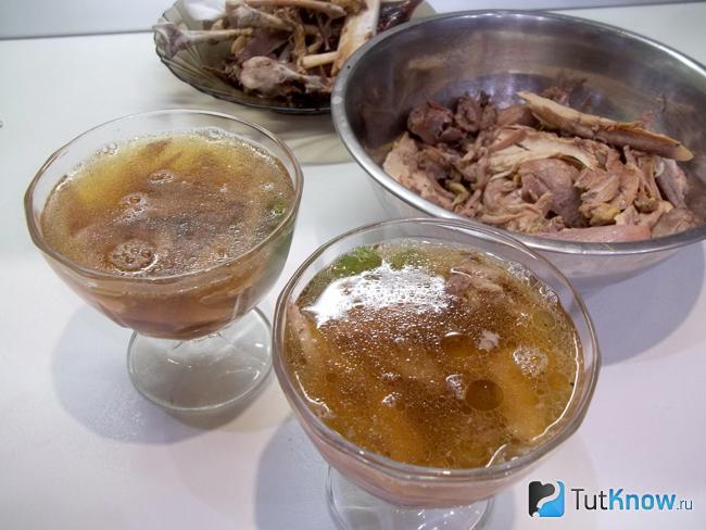 Мясо залито бульоном