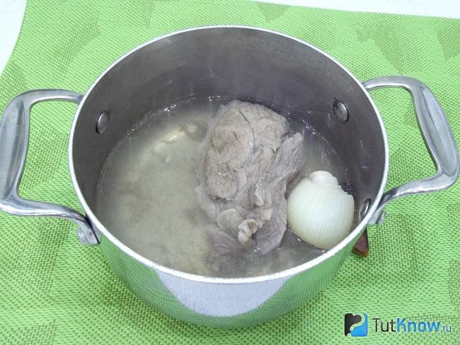 Мясо варится