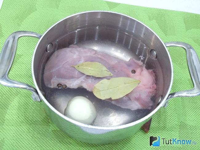 Мясо варится