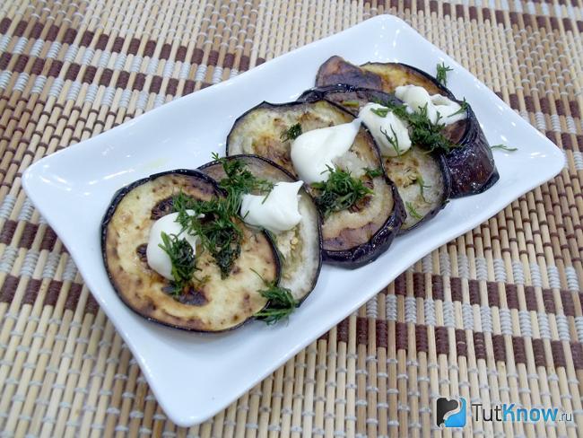 Баклажаны заправлены майонезом и зеленью