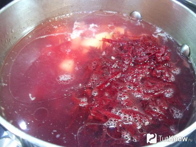 В кастрюлю сложена свекла