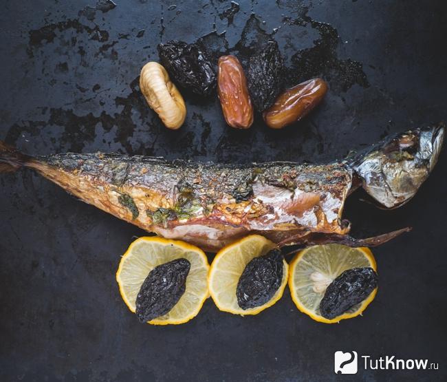 Запеченная скумбрия с финиками
