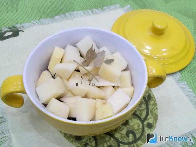 Горшочки заполнены картофелем