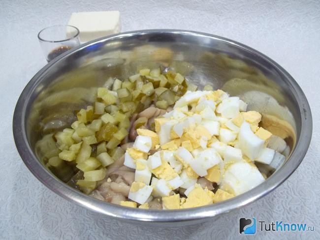 Огурцы и яйца нарезаны