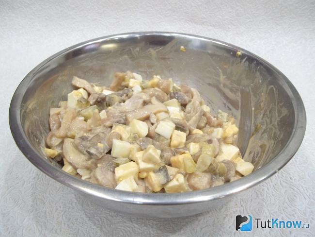 Салат заправлен соусом