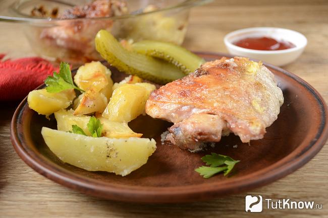 Готовая картошка с курицей в майонезе