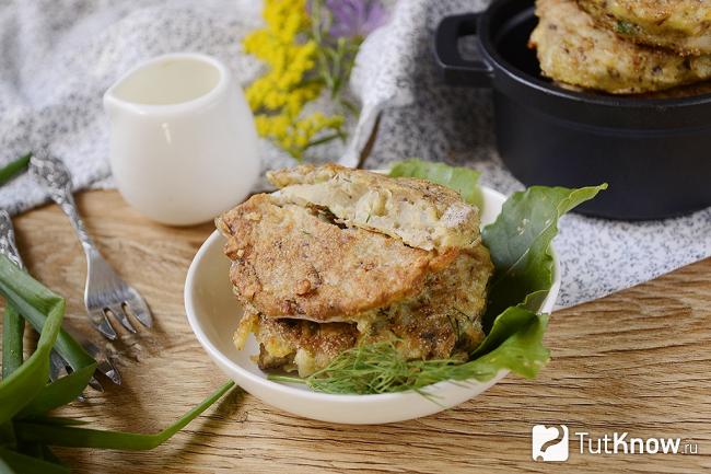 Котлеты из сардины в масле с овсянкой на столе