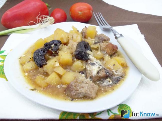 Готовое тушеное мясо с картофелем и черносливом в горшочках