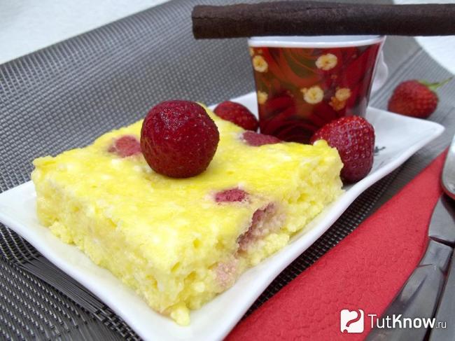 Готовая творожная запеканка с клубникой
