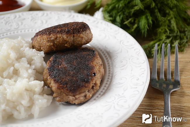 Котлеты из говядины и курицы в тарелке с гарниром
