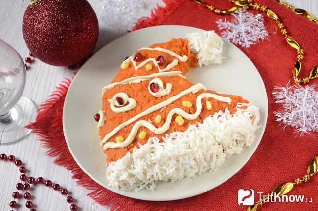 Готовый салат «Шапка Деда Мороза» с курицей и грибами