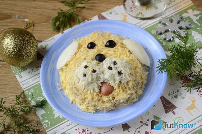 Готовый салат с тунцом и яблоком в виде собаки
