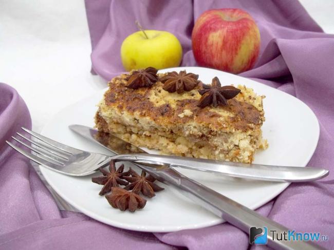 Готовый яблочный пирог из мучной крошки