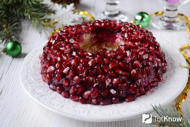 Готовый салат с курицей и грибами Гранатовый браслет