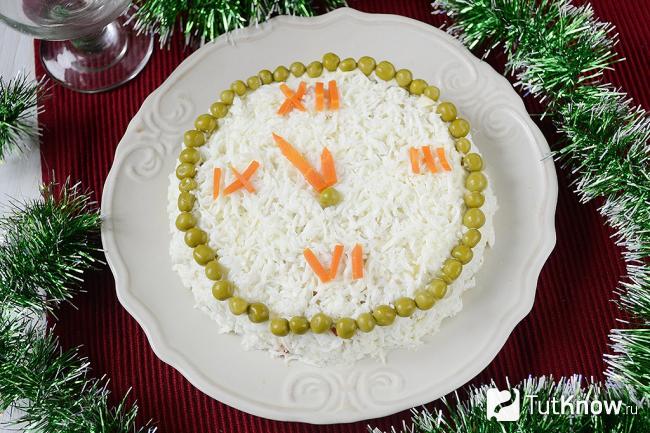 Новогодний салат Часы готов к употреблению