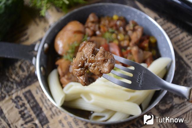 Готовая курица в соевом соусе с овощами