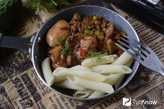 Куриное мясо с соевым соусом и макаронами на гарнир