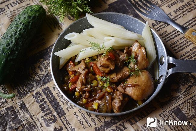 Макароны с куриным мясом на сковородке