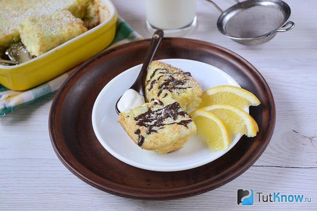Творожная запеканка с манкой и кокосовой стружкой на столе