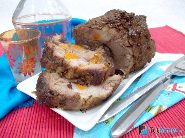 Готовое запеченное мясо фаршированное овощами