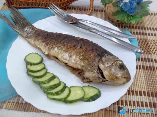 Готовый жареный карась на сковороде