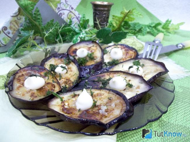 Готовые баклажаны с чесноком и майонезом