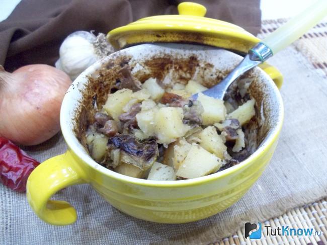 Готовые горшочки с куриной печенью, сердечками и картофелем в духовке