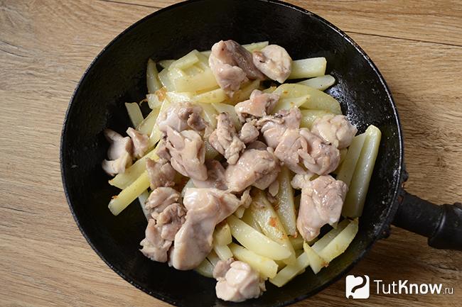 Добавляем к картофелю мясо