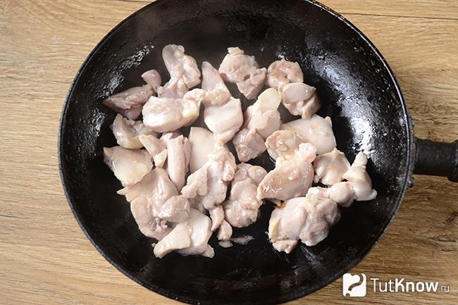 Обжариваем куриное мясо на сковородке