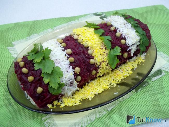 Салат украшен