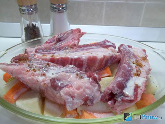 Овощи с мясом залиты молоком и приправлены специями