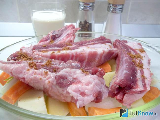 В форму выложены овощи и мясо
