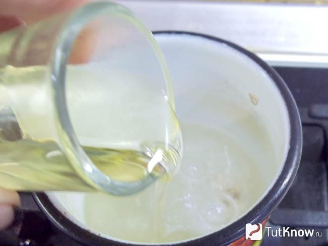 Варится сироп и налито масло
